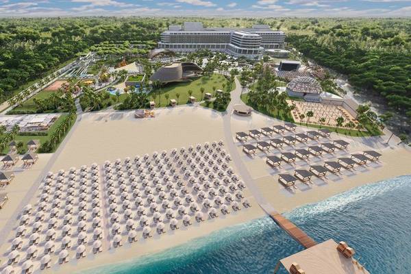 Luftaufnahme des Ethno Belek Hotels mit Strand, Gebäuden und vielen Sonnenliegen.