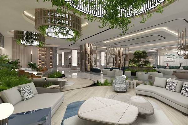 Innenansicht der Lobby des Ethno Belek Hotels mit modernen Möbeln, Pflanzen und Kronleuchtern.