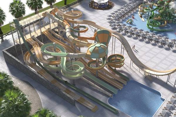 Luftaufnahme des Wasserparks im Ethno Belek Hotel mit mehreren Rutschen und einem Pool.