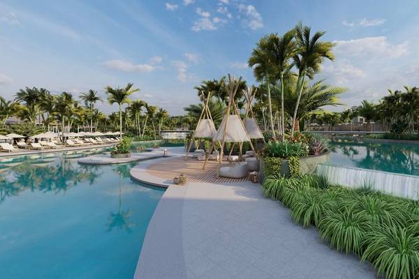 Außenbereich des Pools im Ethno Belek Hotel mit Lounge-Bereich und tropischen Pflanzen.