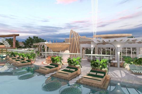 Ethno Belek Poolbereich mit Loungebetten und Sonnenschirmen