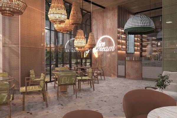Innenraum des Ethno Belek Restaurants mit Tischen, Stühlen und dekorativen Lampen.