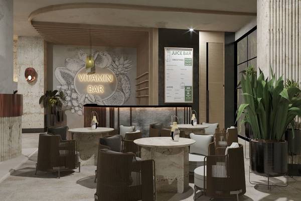 Innenansicht der Vitamin Bar im Ethno Belek Hotel mit modernen Möbeln, Pflanzen und einer großen Tafel mit Menü.
