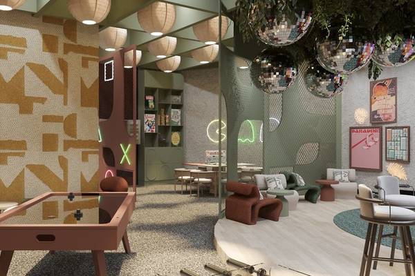 Inneneinrichtung des Ethno Belek Hotels mit modernen Möbeln und Discokugeln.