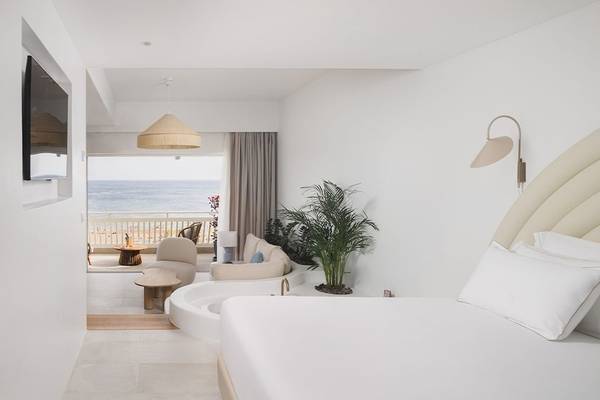 Zimmer im Plus Fariones Suite Hotel mit Blick auf das Meer und eine Terrasse.