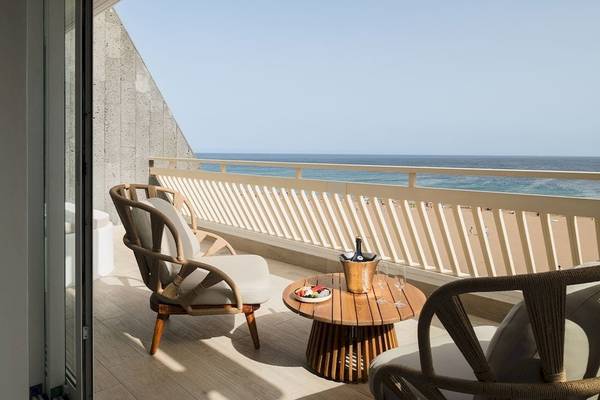 Balkon des Plus Fariones Suite Hotels mit Blick auf den Ozean