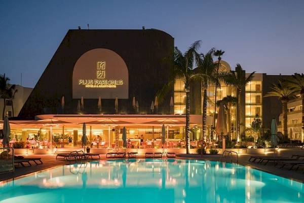 Plus Fariones Suite Hotel von außen bei Nacht mit Pool und Loungebereich