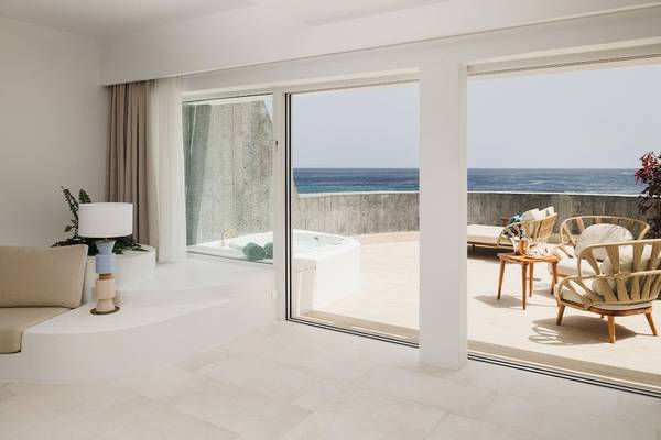 Terrasse des Plus Fariones Suite Hotel mit Blick auf das Meer