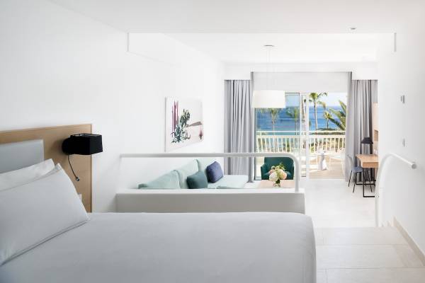 Plus Fariones Suite Hotel Zimmer mit Blick auf das Meer und Balkon.