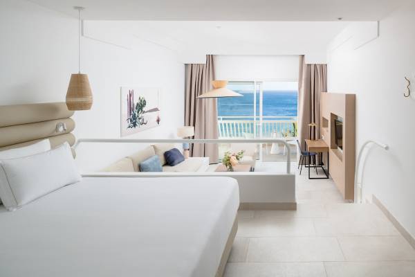 Innenansicht eines Zimmers im Plus Fariones Suite Hotel mit Blick auf das Meer.