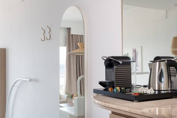 Zimmer im Plus Fariones Suite Hotel mit Kaffeemaschine und Spiegel