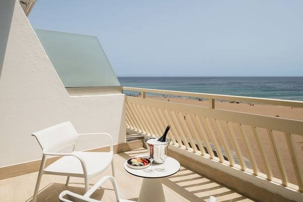 Terrasse des Plus Fariones Suite Hotels mit Blick auf den Strand