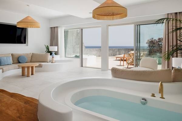Wohnzimmer des Plus Fariones Suite Hotel mit Meerblick und großer Badewanne