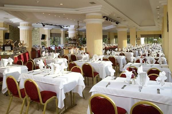Innenansicht des Restaurants im Richmond Ephesus Resort mit gedeckten Tischen und Stühlen.