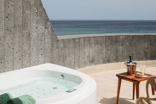 Plus Fariones Suite Hotel Balkon mit Whirlpool und Meerblick