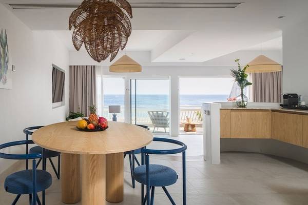 Innenbereich des Plus Fariones Suite Hotels mit Tisch und Obst