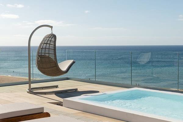 Terrasse mit Hängesitz und Meerblick im Plus Fariones Suite Hotel.