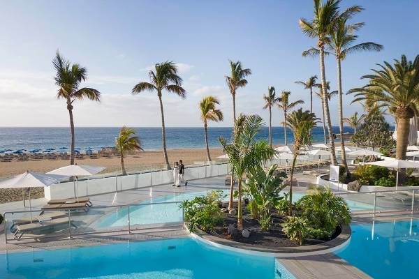 Außenpool des Plus Fariones Suite Hotel mit Blick auf den Strand