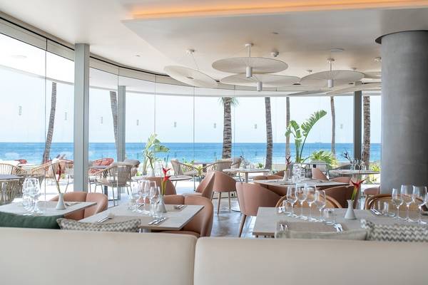 Innenansicht des Restaurants im Plus Fariones Suite Hotel mit Blick auf das Meer.