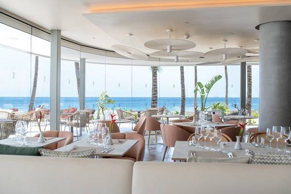Innenansicht des Restaurants des Plus Fariones Suite Hotel mit Blick auf das Meer.