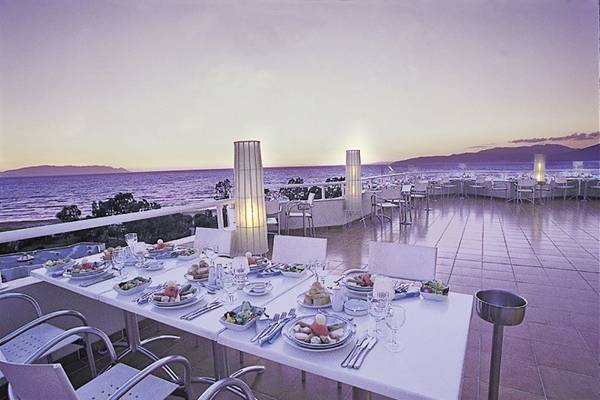 Dachterrasse Essen im Richmond Ephesus Resort mit Blick auf das Meer.