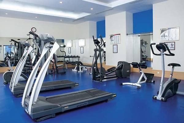 Fitnessraum im Richmond Ephesus Resort mit Laufbändern und anderen Geräten.