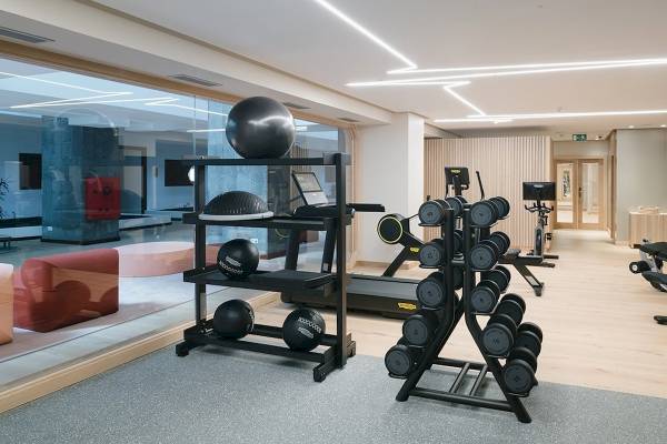Fitnessbereich des Plus Fariones Suite Hotel mit verschiedenen Geräten und Geräten.