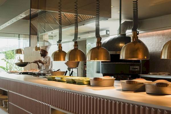 Koch in der Küche des Plus Fariones Suite Hotels mit Töpfen und Pfannen auf dem Tisch