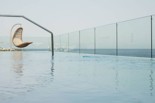 Pool im Plus Fariones Suite Hotel mit Meerblick und einer Hängematte