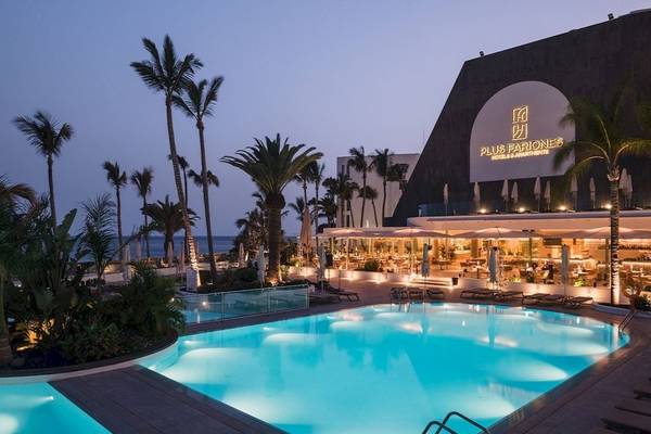 Plus Fariones Suite Hotel Pool bei Nacht mit Palmen und Meeresblick
