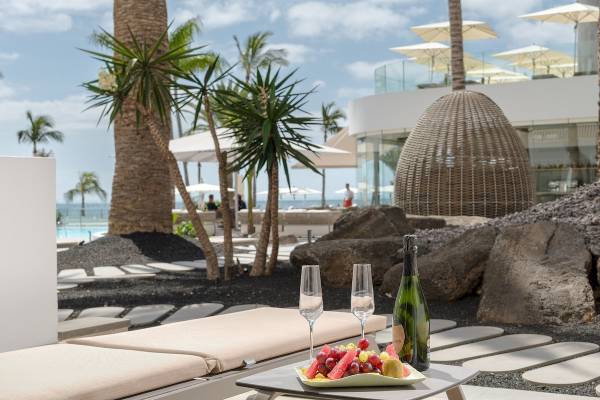Außenbereich des Plus Fariones Suite Hotels mit Früchten und Wein.