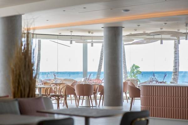 Innenansicht des Restaurants im Plus Fariones Suite Hotel mit Blick auf den Ozean