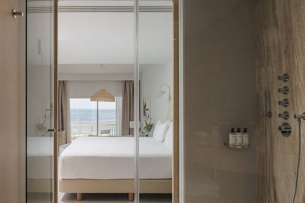 Innenansicht eines Zimmers im Plus Fariones Suite Hotel mit Blick auf das Meer