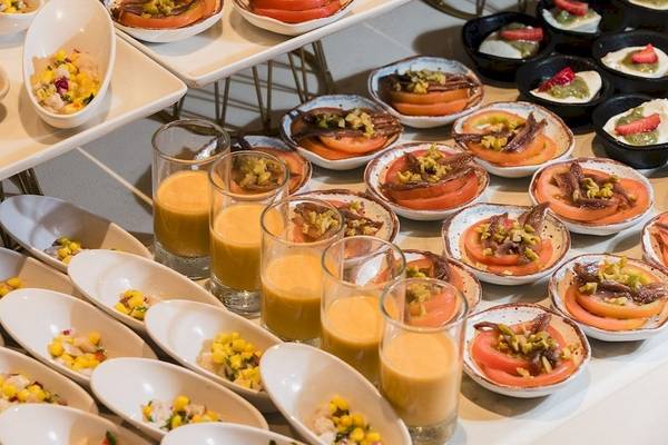 Buffetgericht im Plus Fariones Suite Hotel mit verschiedenen Gerichten und Getränken.