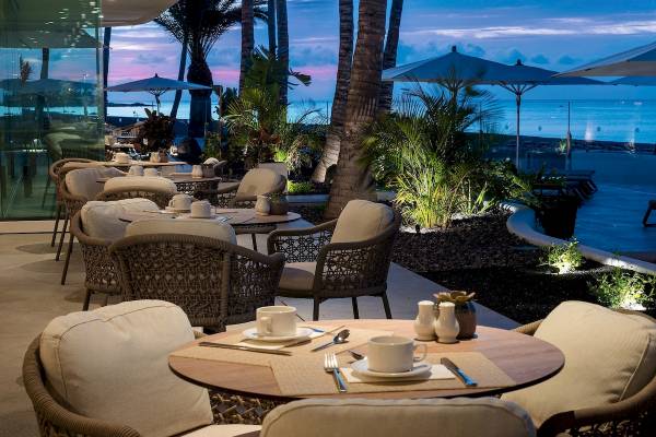 Terrasse des Plus Fariones Suite Hotels mit Blick auf den Ozean bei Abend