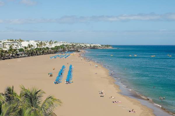 Luftaufnahme des Plus Fariones Suite Hotels mit vielen Gästen auf dem Strand