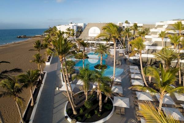 Luftaufnahme des Plus Fariones Suite Hotels mit Swimmingpool und Palmen