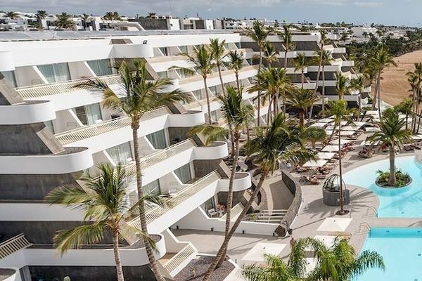 Luftaufnahme des Plus Fariones Suite Hotels mit Pool, Palmen und Strand