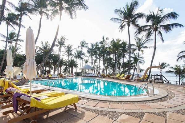 Fariones Hotel mit Pool und Palmenbäumen