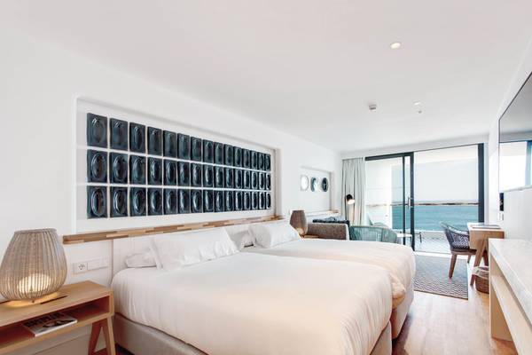 Doppelbett Zimmer im Fariones Hotel mit Blick auf das Meer