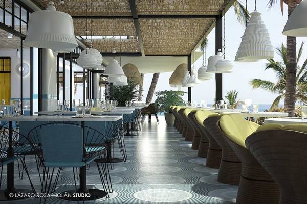 Fariones Hotel Innenrestaurant mit blauen Stühlen, Tischen und weißen Deckenlampen.