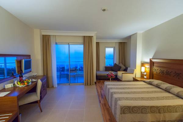 Hotelzimmer mit Aussicht auf das Meer im Kirman Leodikya Resort