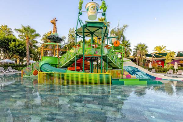 Wasserpark im Kirman Leodikya Resort mit bunten Rutschen und Wasserspielen.