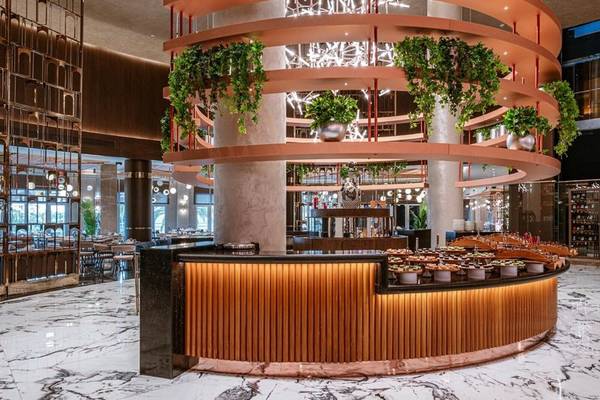 Buffet Tisch im Kirman Leodikya Resort mit grünen Pflanzen und Marmorboden.