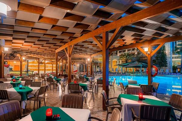 Innenbereich des Restaurants im Kirman Leodikya Resort Hotel mit Blick auf den Swimmingpool.