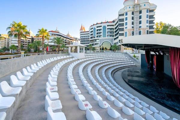 Freilufttheater mit weißen Sitzen vor dem Kirman Leodikya Resort Hotel