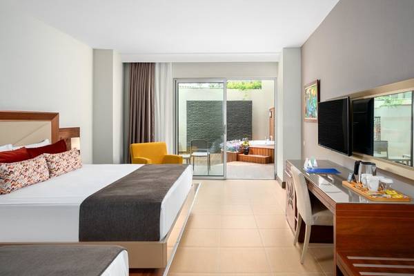 Zimmer im Kirman Leodikya Resort mit zwei Betten, Dekor und Whirlpool