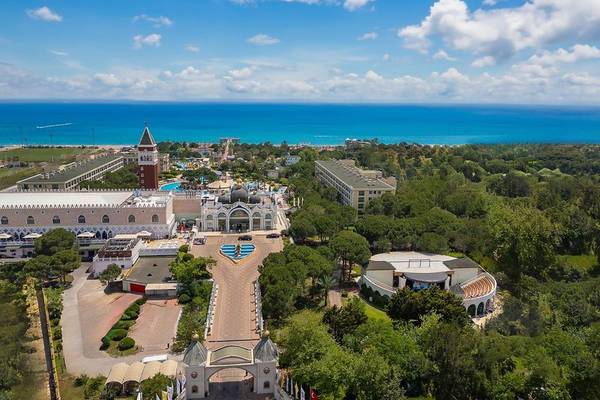 Luftaufnahme des Ducale Lara Hotels mit Blick auf das Meer und den Pool