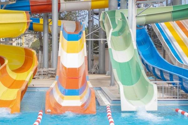 Mehrere bunte Wasserrutschen im Ducale Lara Hotel