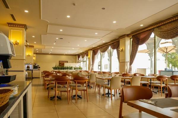 Innenansicht des Restaurants im Ducale Lara Hotel mit vollen Tischen und Stühlen.
